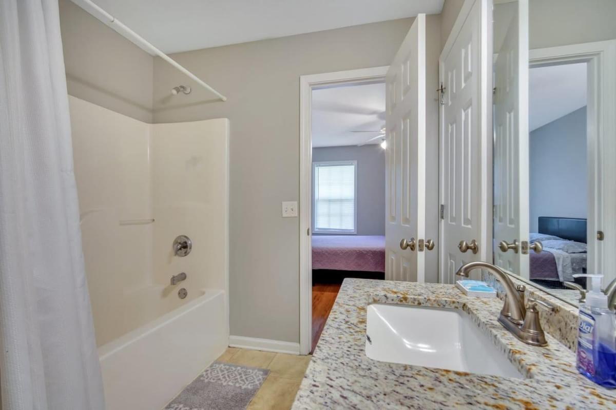 Charming Gray Home- 5 Mins From Gsu! Statesboro Εξωτερικό φωτογραφία