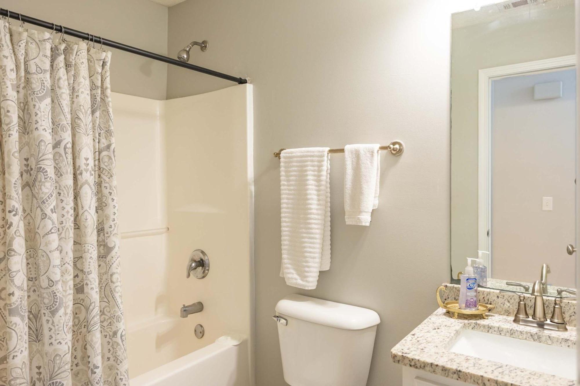 Charming Gray Home- 5 Mins From Gsu! Statesboro Εξωτερικό φωτογραφία